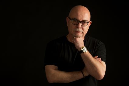El Autor escribiendo